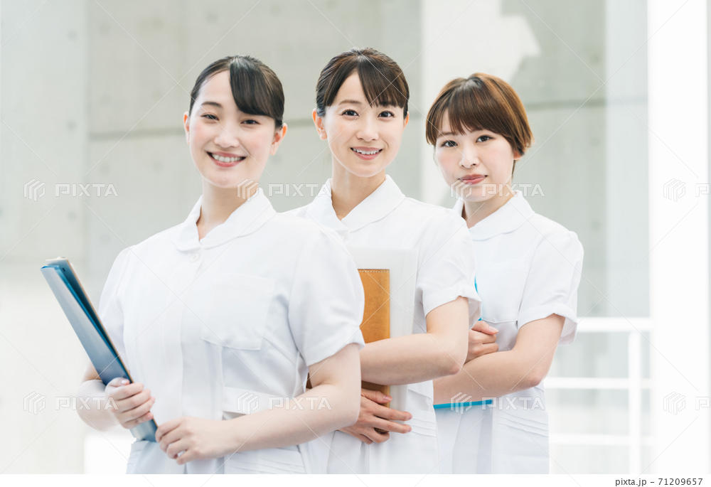 3人の女性看護師